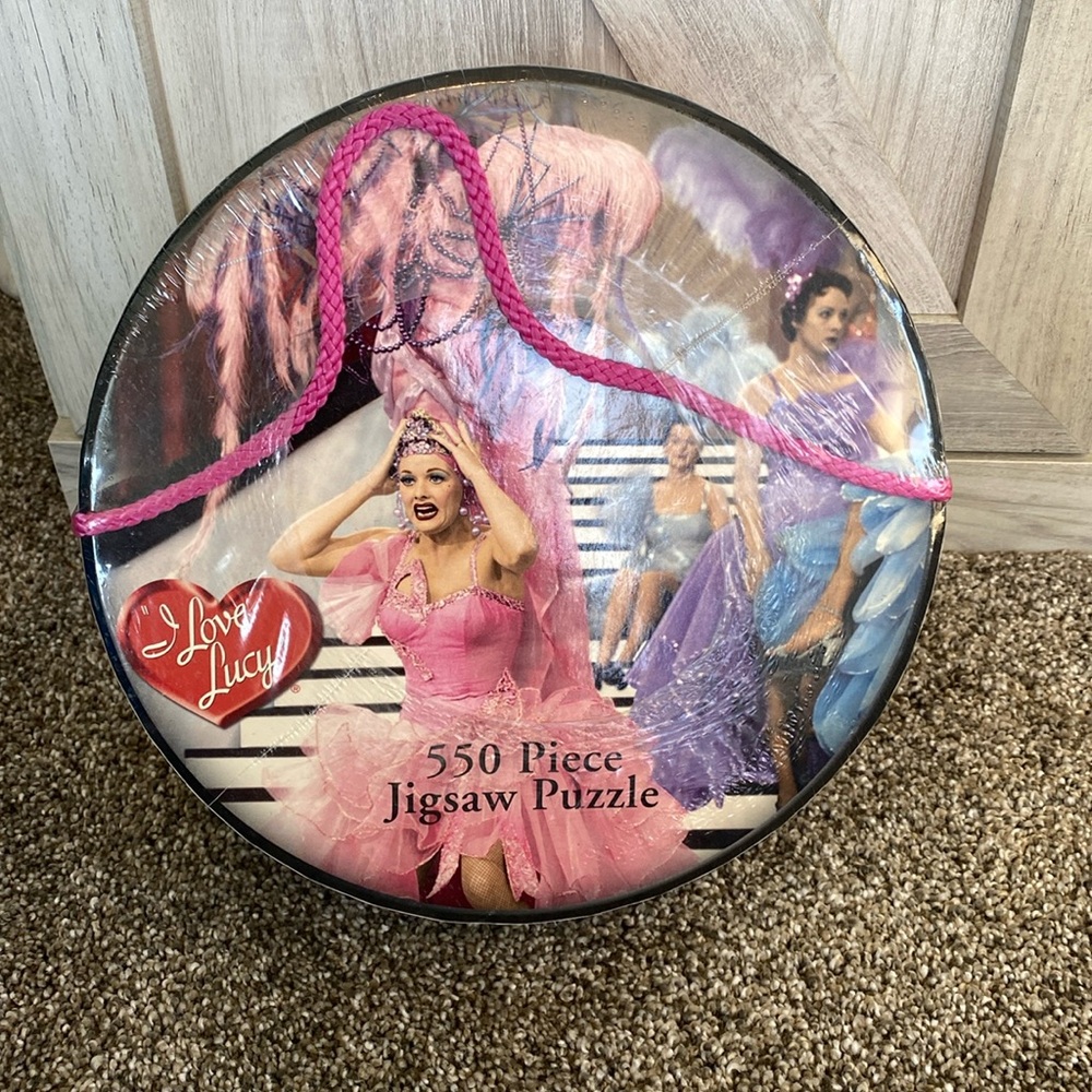 USAopoly I Love Lucy Hat Box 550 Piece Lucy Gets in Pictures Jigsaw Puzzle